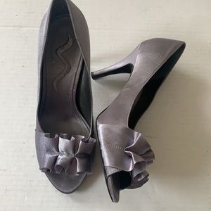 EUC - Nina gray/silver satin heels size 7
